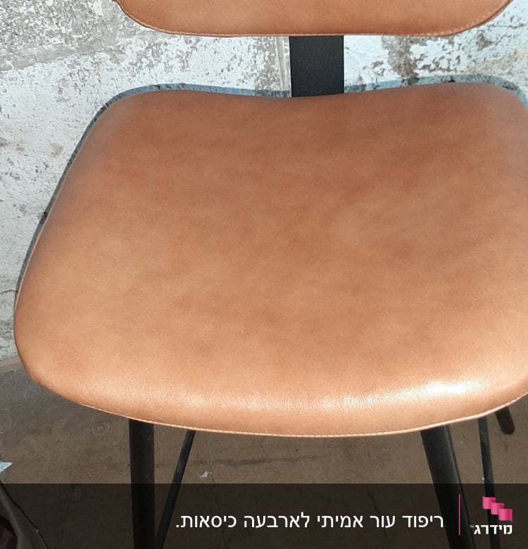 כיסא מרופד חום עם רגליים שחורות